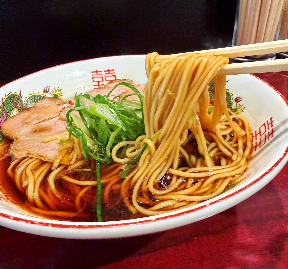 中華そば 辻 の中華そば（醤油）の麺を箸で持ち上げたところ