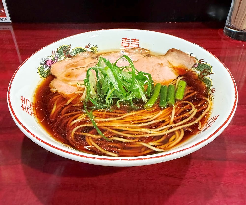 中華そば 辻 の中華そば（醤油）。澄んだ醤油のスープにチャーシューとねぎ
